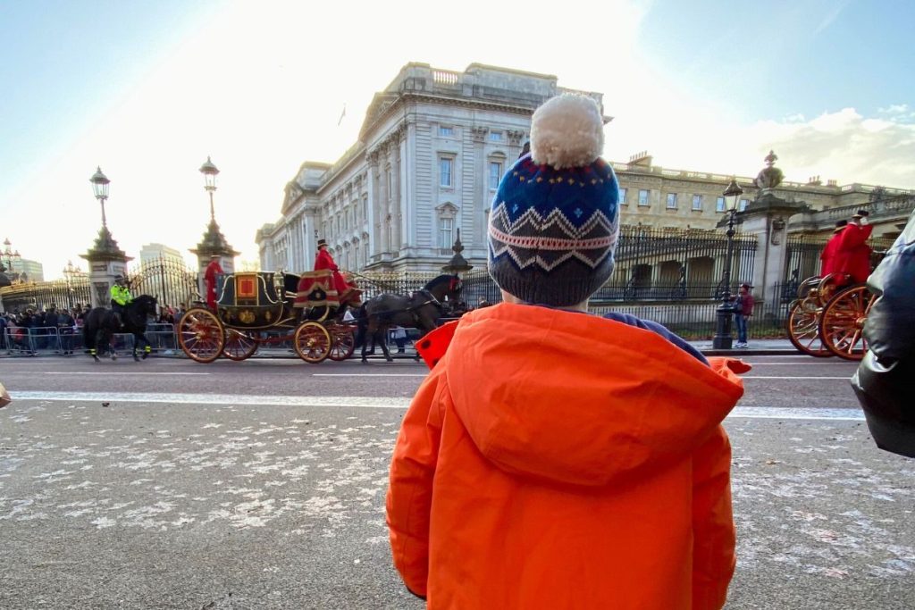 Child watching Changing of the Guard at Buckingham Palace - free activity for toddlers in London