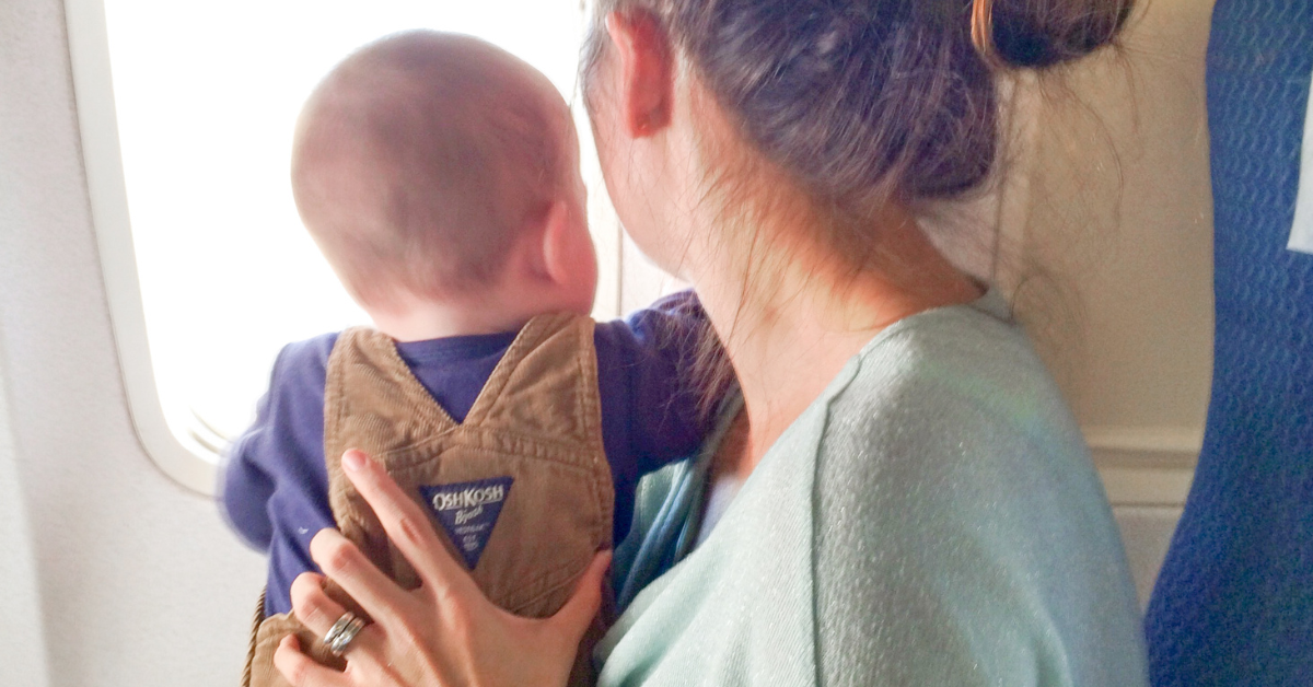 Baby entertained on a plane without toys β free ways to keep infants happy on flights