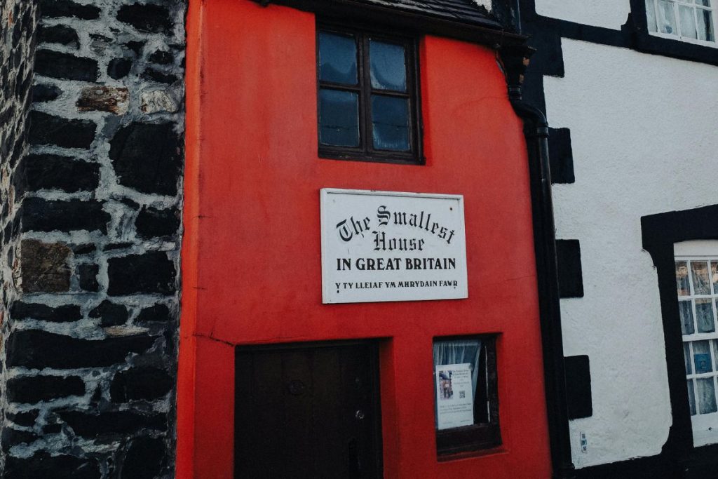 Smallest House in Great Britain Conwy quay Wales β red house with Conwy Castle